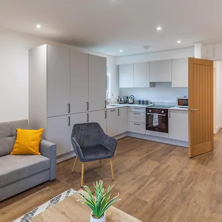 Central 2 Bed 2 Bath Apartment Near Brighton College, Beach, Hospital - Long Stay Offers Exterior photo