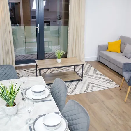Central 2 Bed 2 Bath Apartment Near Brighton College, Beach, Hospital - Long Stay Offers Exterior photo