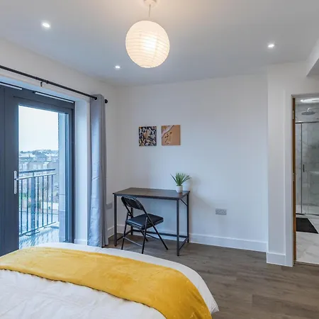Central 2 Bed 2 Bath Apartment Near Brighton College, Beach, Hospital - Long Stay Offers Exterior photo