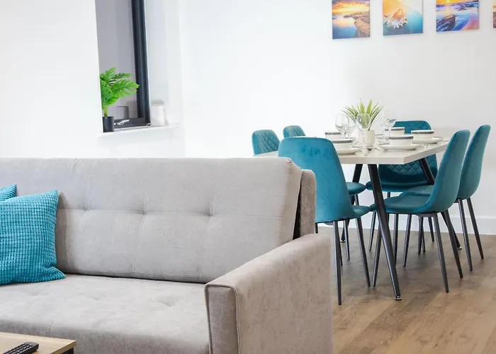 Central 2 Bed 2 Bath Apartment Near Brighton College, Beach, Hospital - Long Stay Offers
